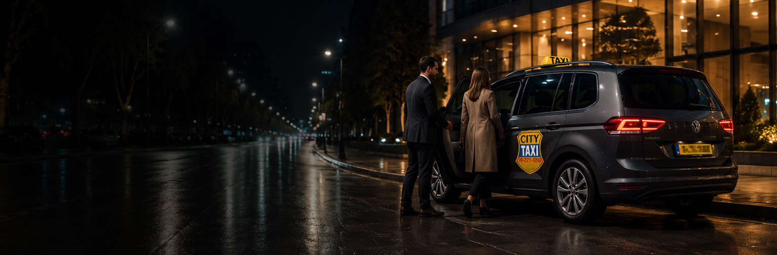Siófoki taxi sofőrje az utasra vár a kivilágított városban
